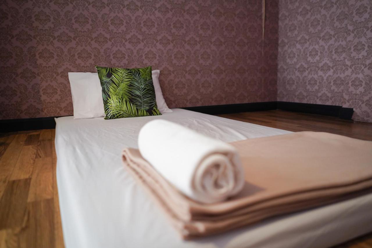 Guyasuka X Suthisarn Hostel Bangkok