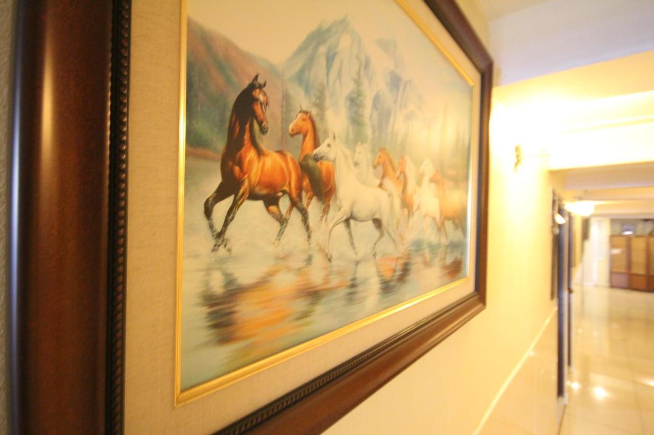 Hotel Universe *