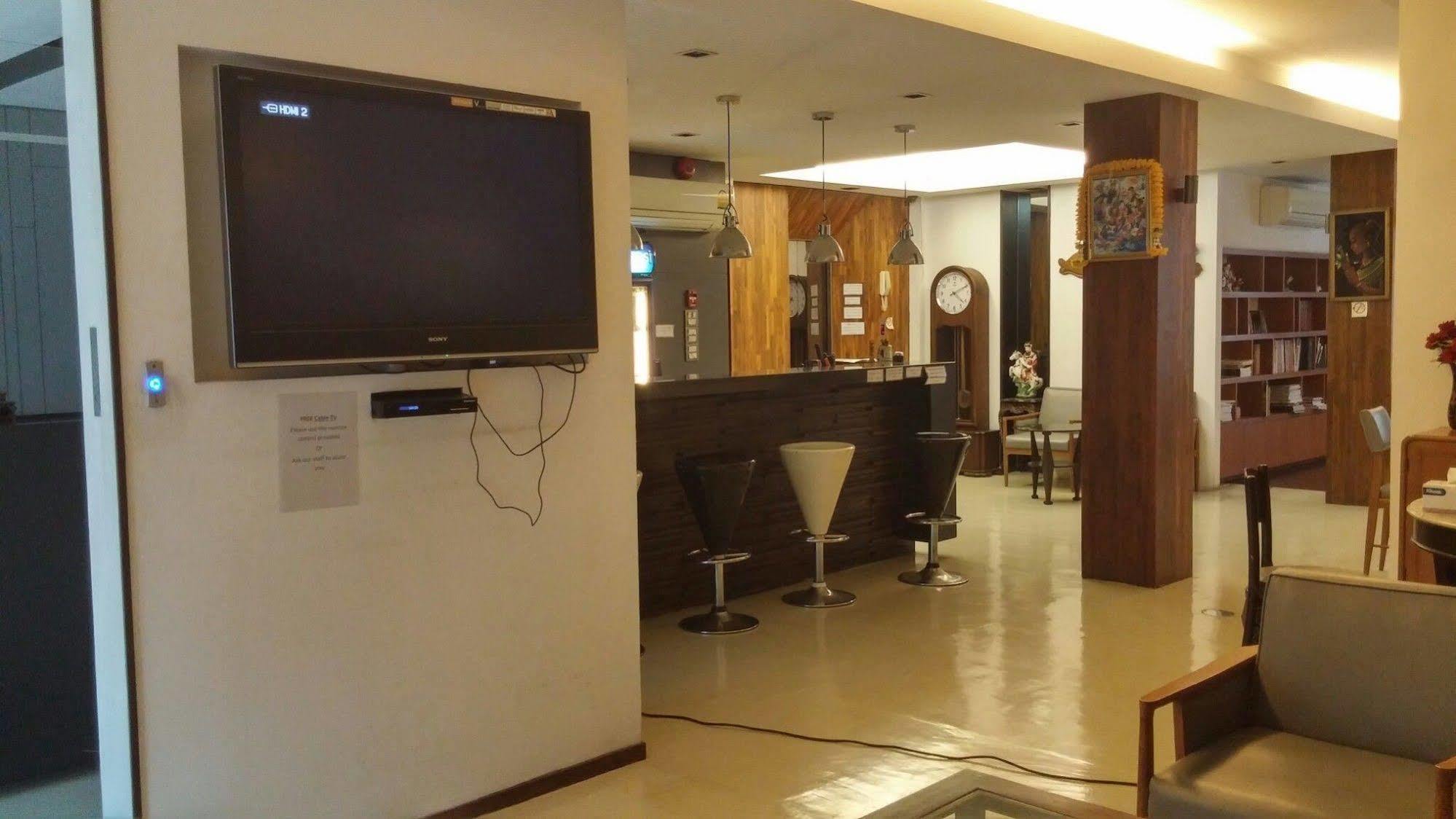 At One Hualampong Hotel