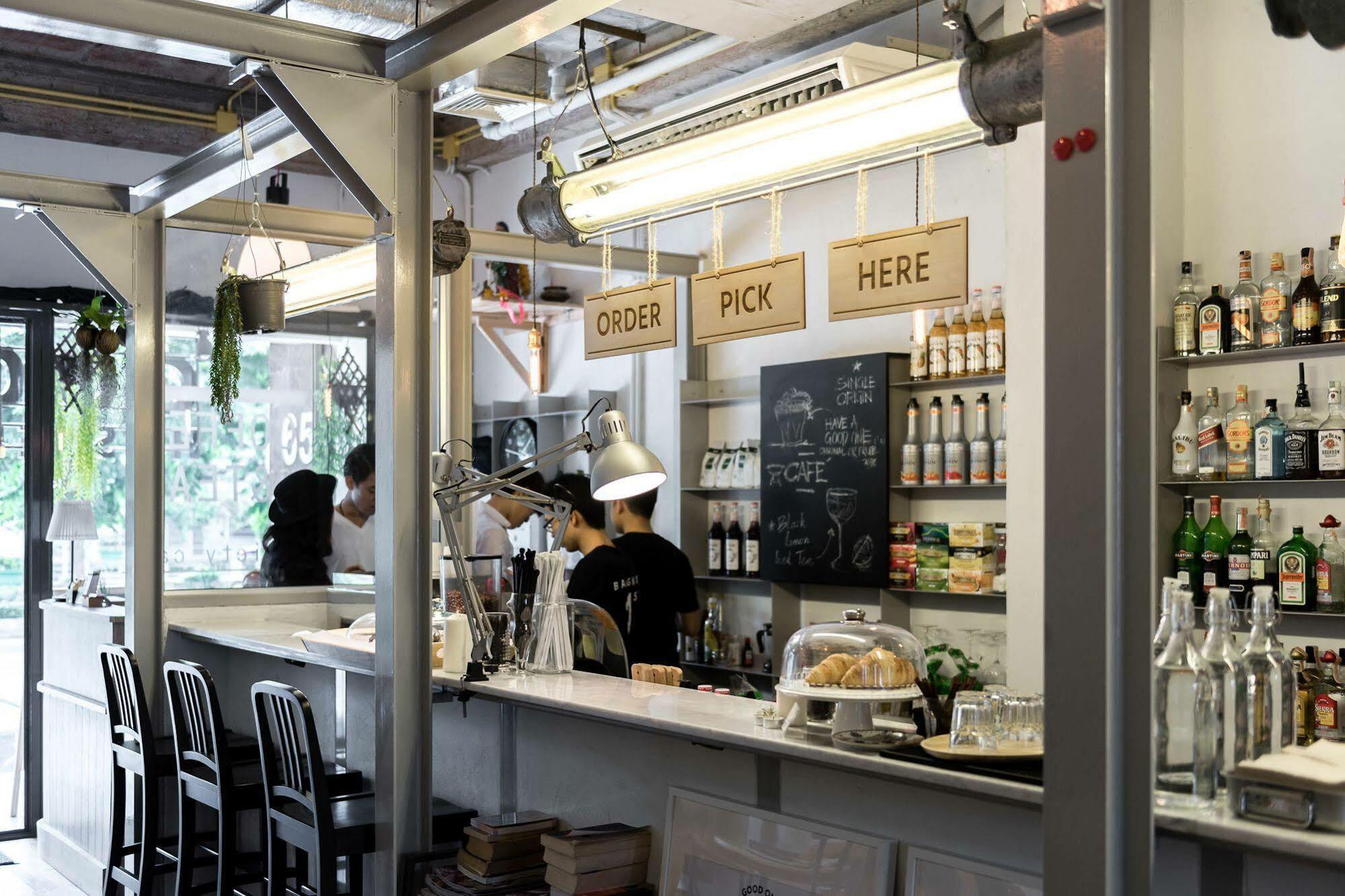 Hostal Good One Poshtel & Cafe Bar