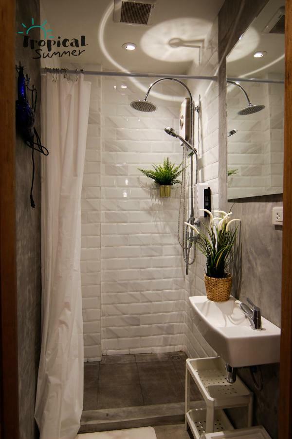 Tropical Summer Albergue