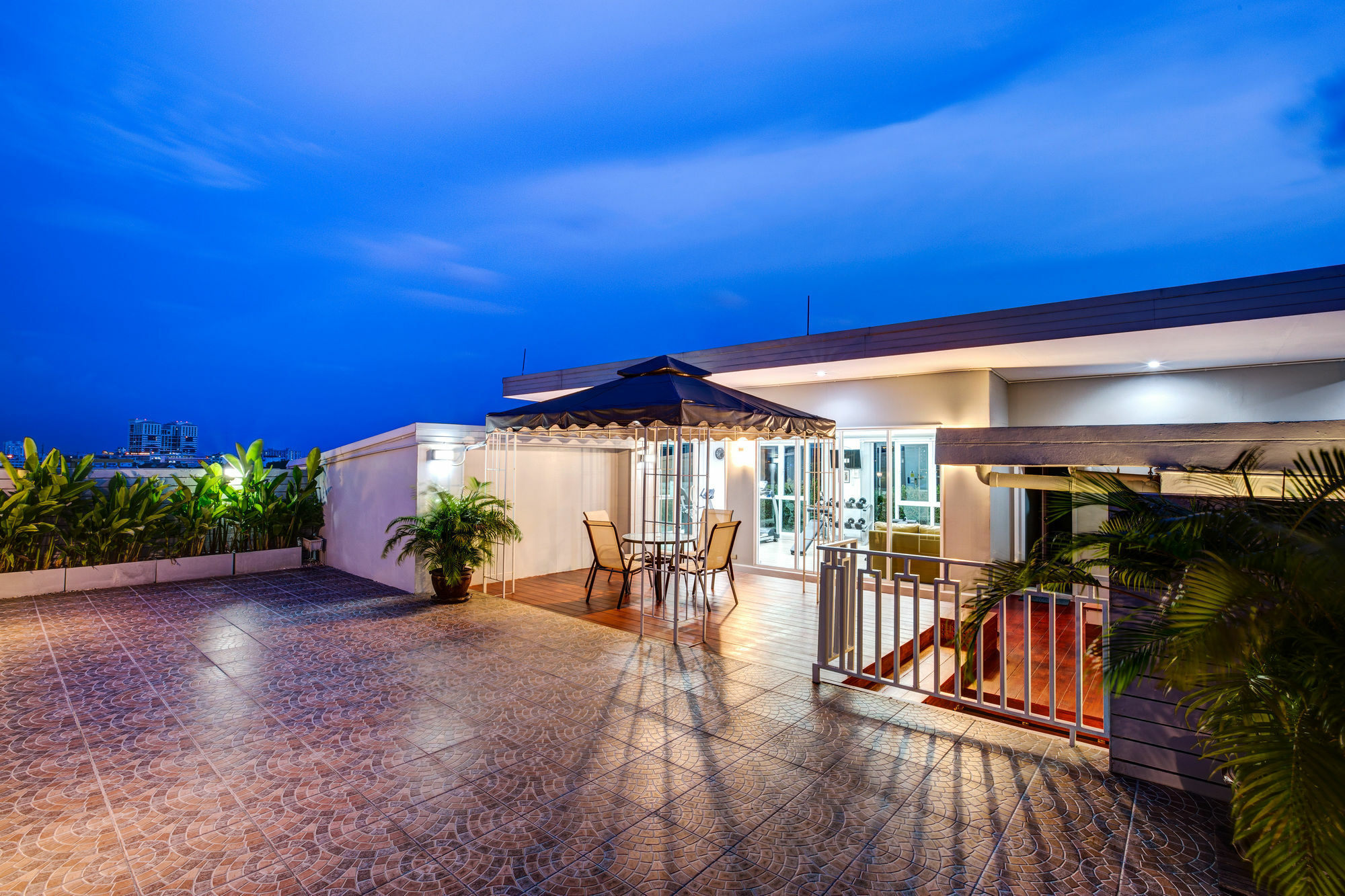 United Ekamai Aparthotel