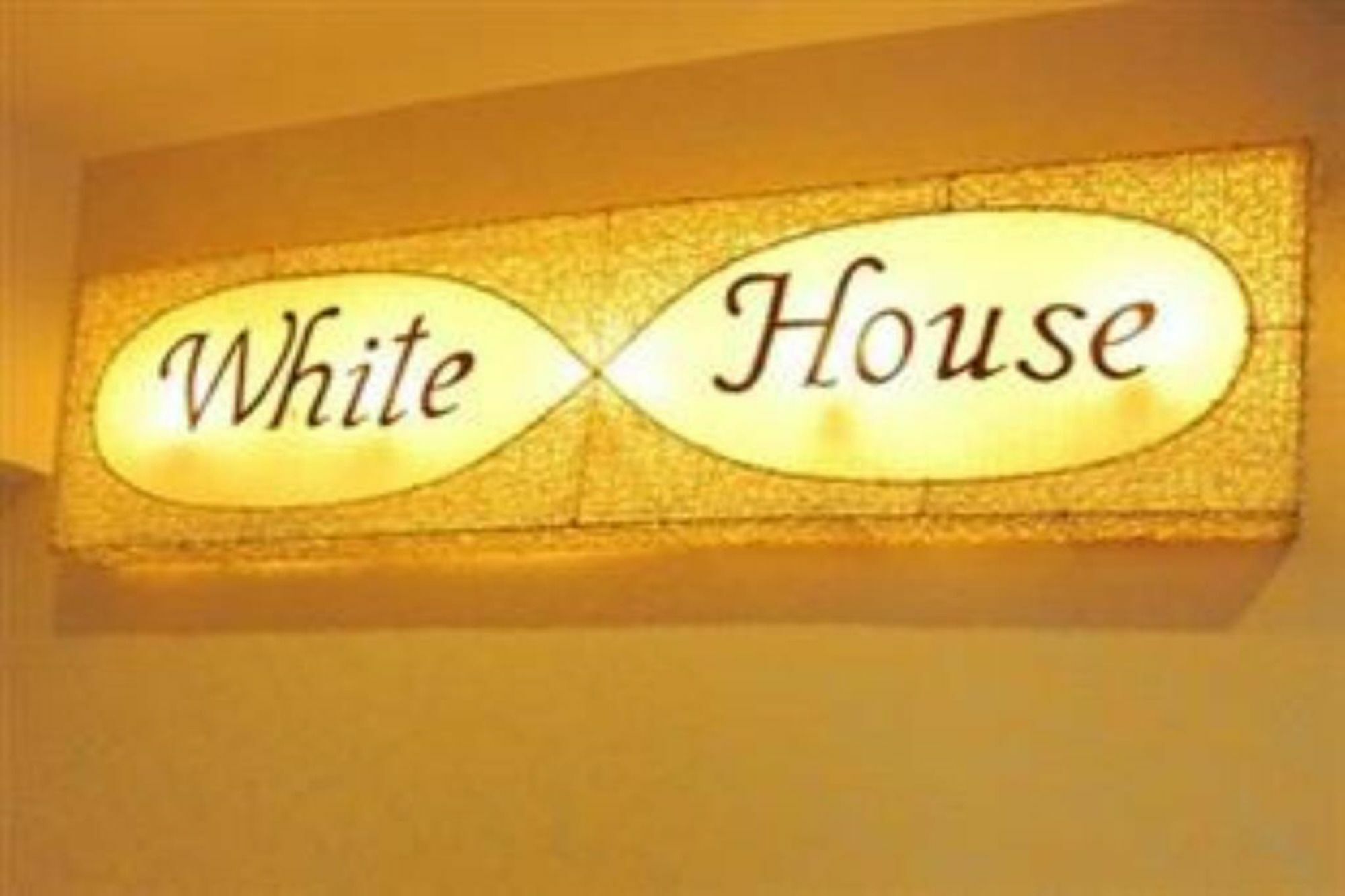 White House Asoke Sukhumvit 18 3*