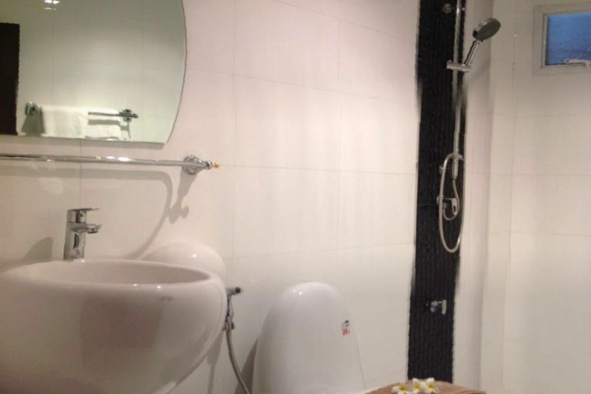 White House Asoke Sukhumvit 18 Hotel
