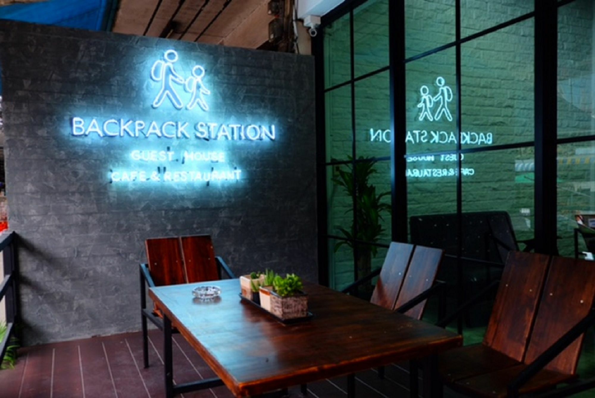 Hostel Backpack Station