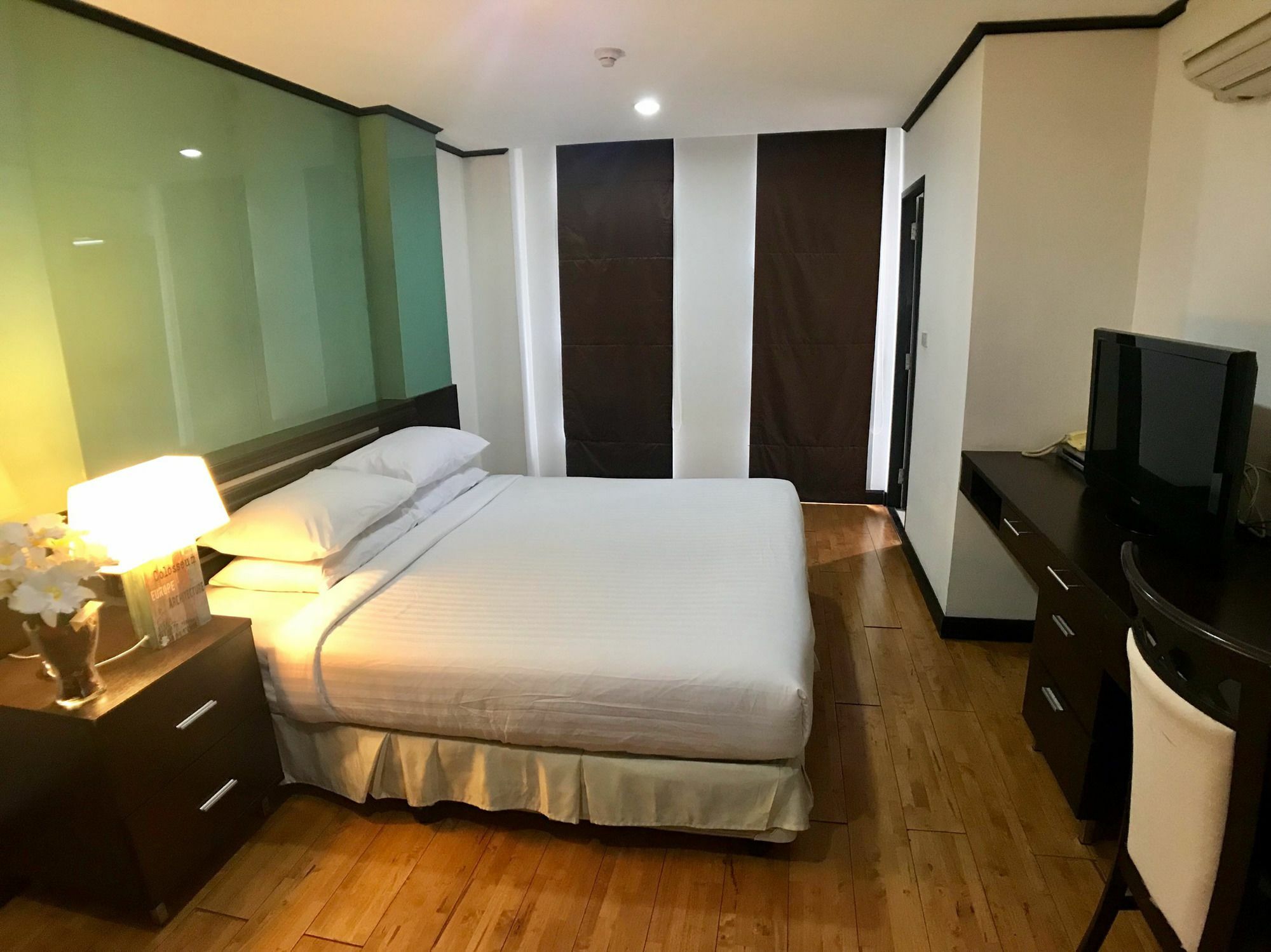 Twin Peaks Sukhumvit Apartment