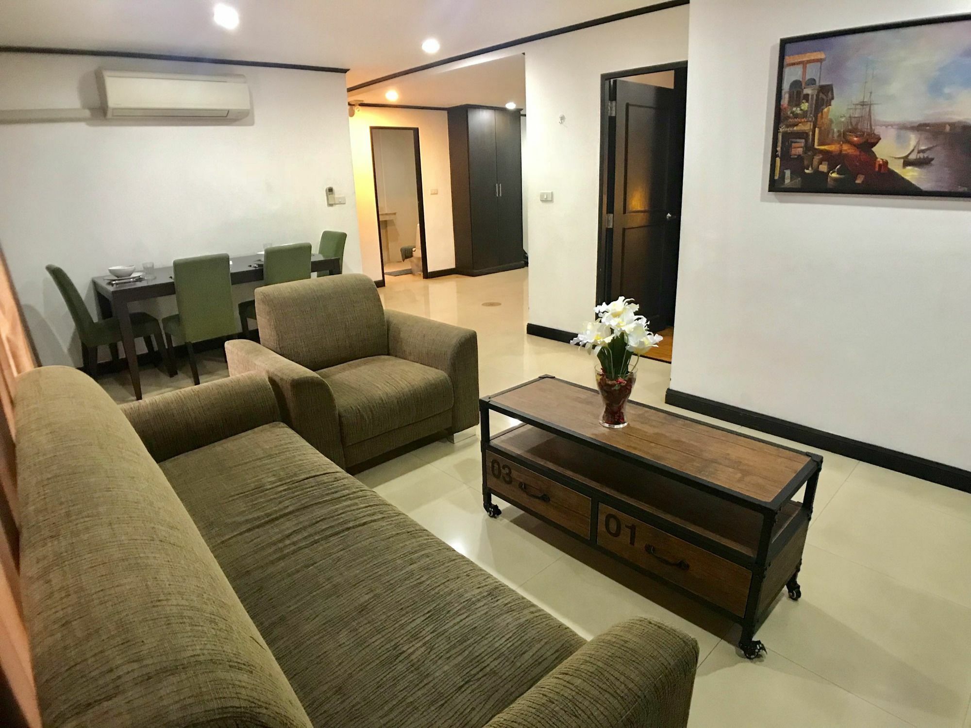 Twin Peaks Sukhumvit Apartment