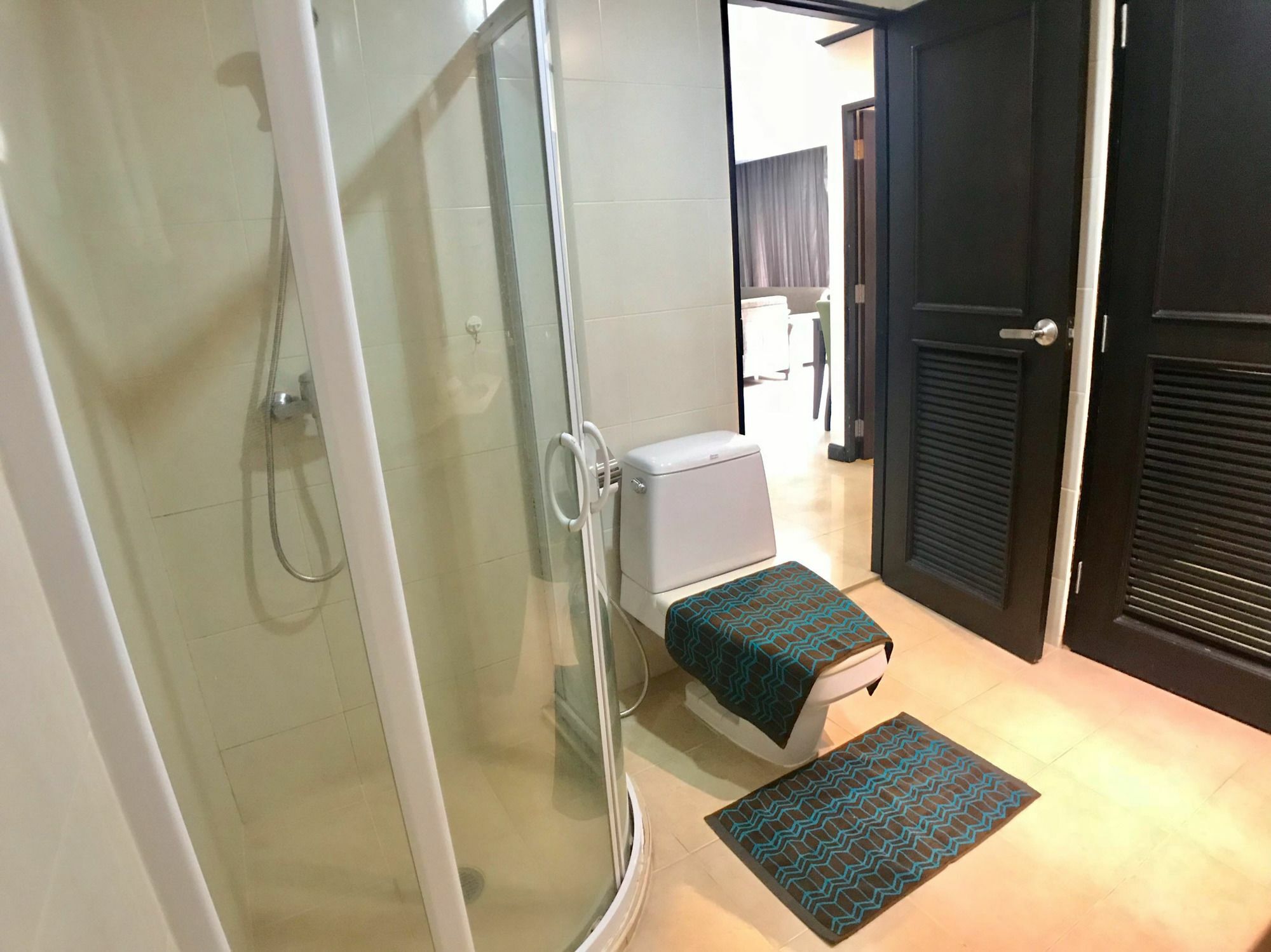 Twin Peaks Sukhumvit Apartment *
