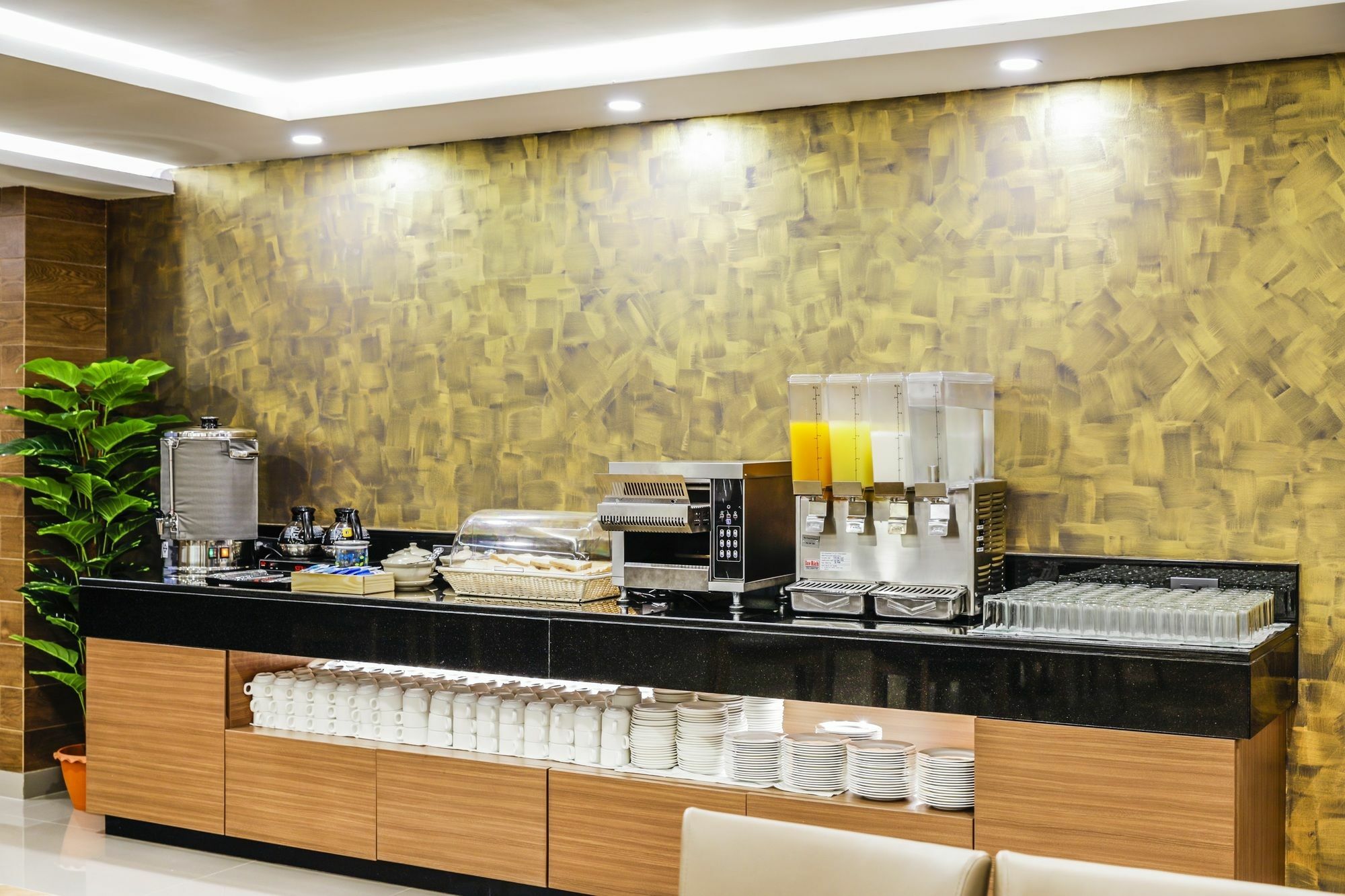 Khách sạn Livotel Hua Mak