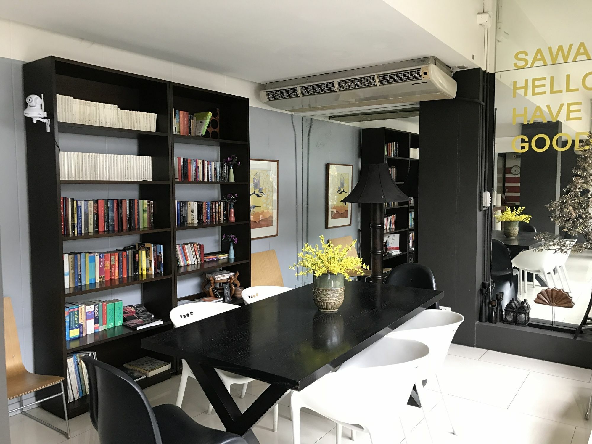 Somewhere To Escape - Hometel Bangkok