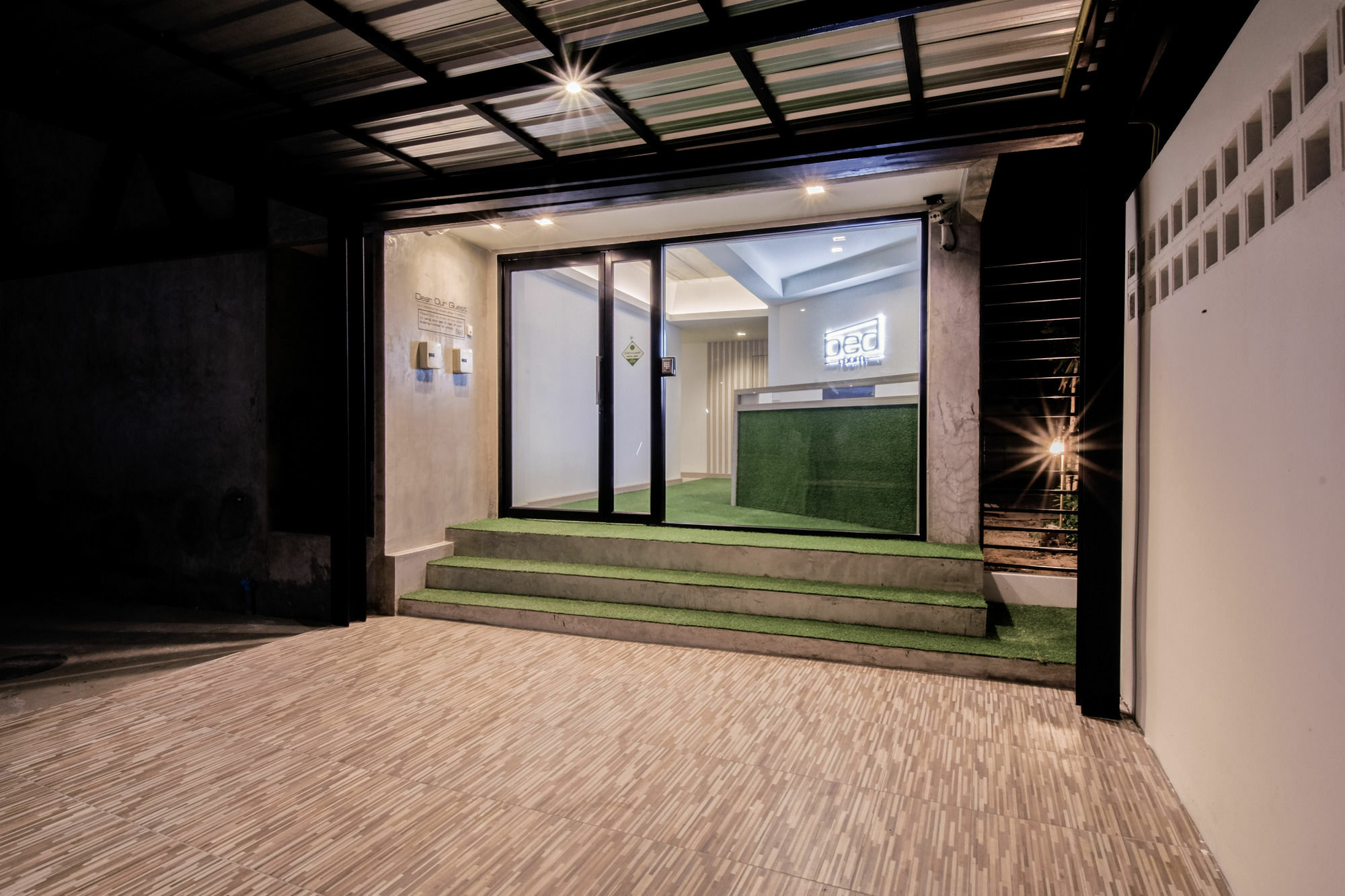 Hotel Bed-room At Suvarnabhumi Airport -sha-
