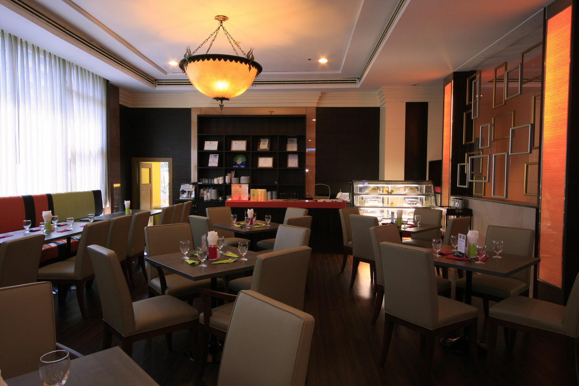 Karnmanee Palace Hotel 4*