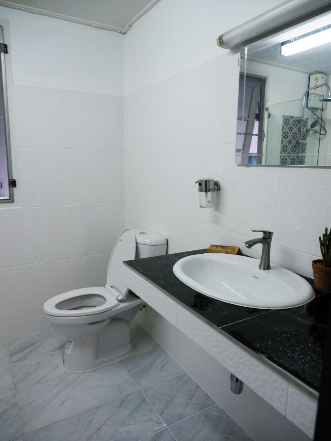 24 Samsen Heritage House