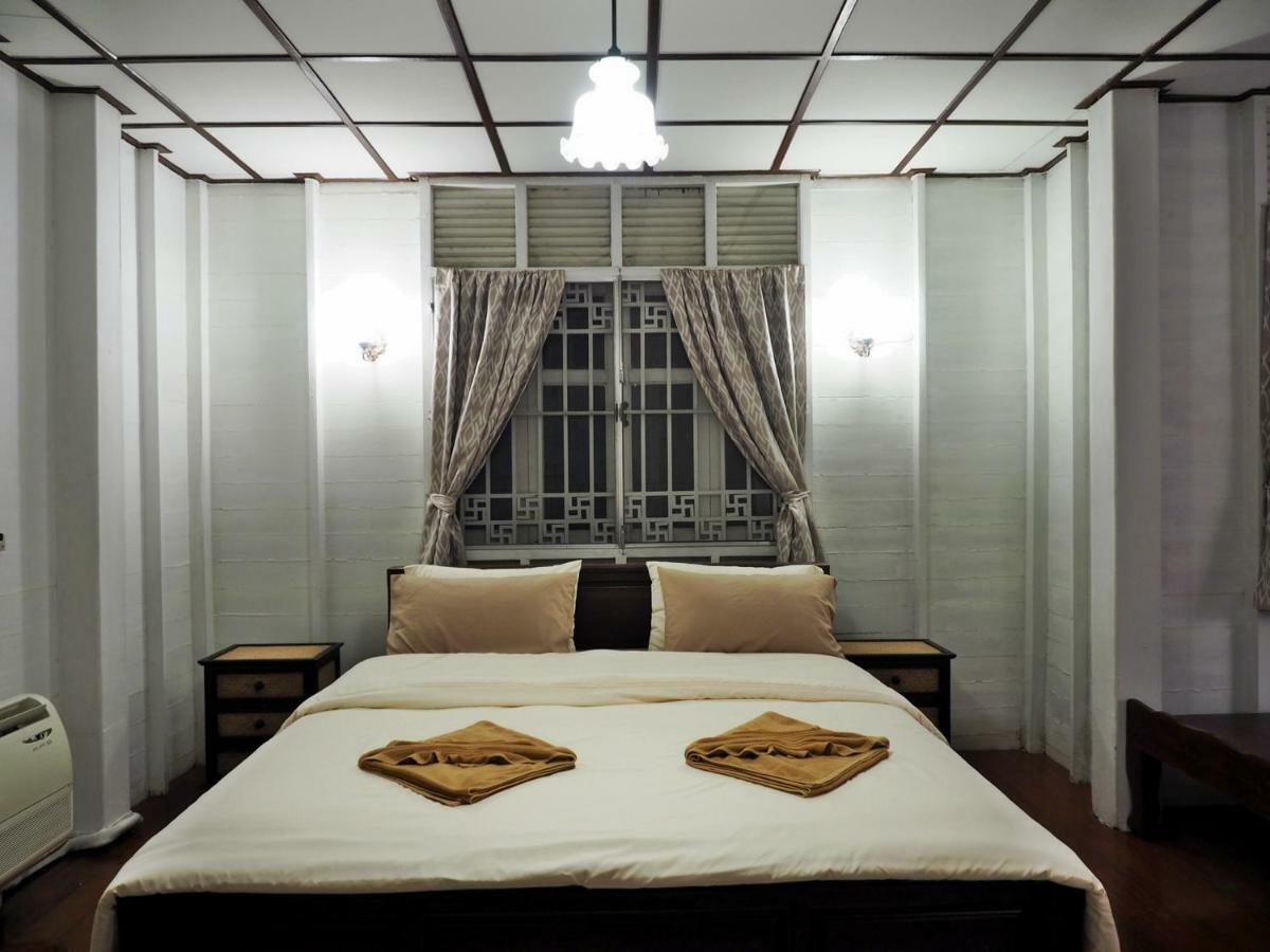 24 Samsen Heritage House