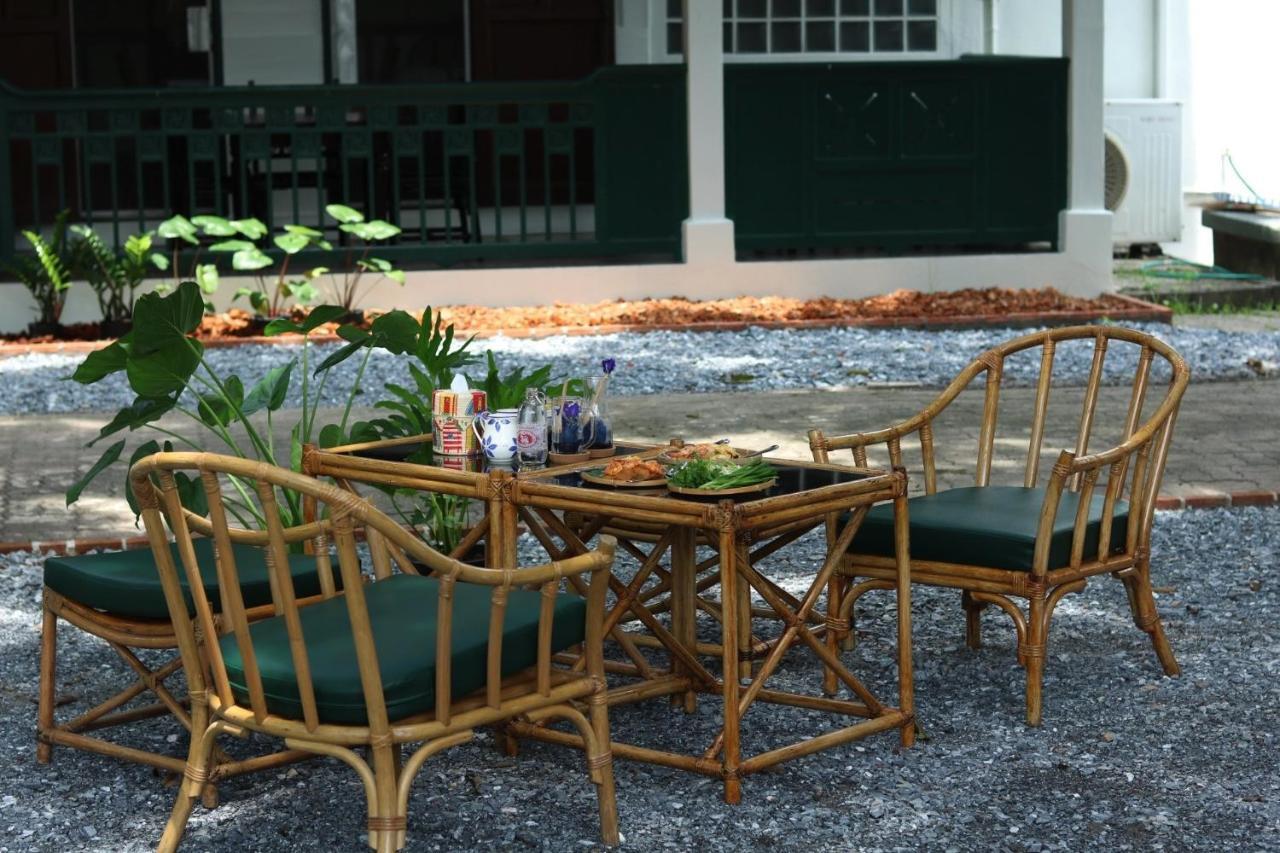 Guest house 24 Samsen Heritage House