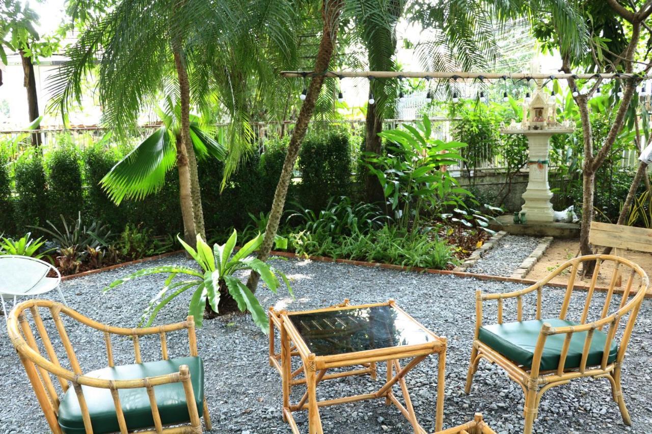 Guest house 24 Samsen Heritage House
