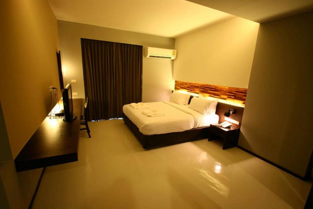 At One Hualampong Hotel