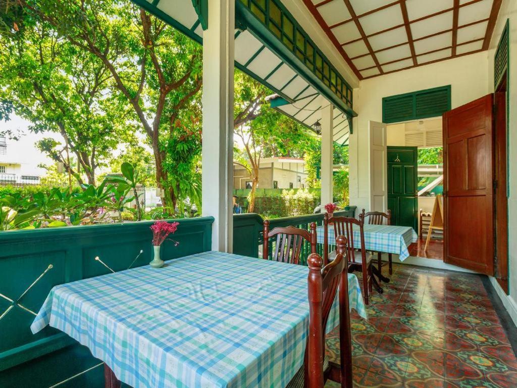 24 Samsen Heritage House