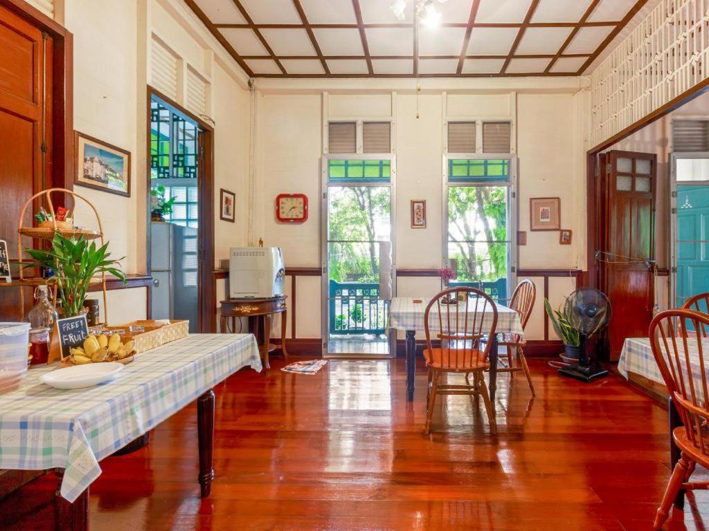 Guest house 24 Samsen Heritage House