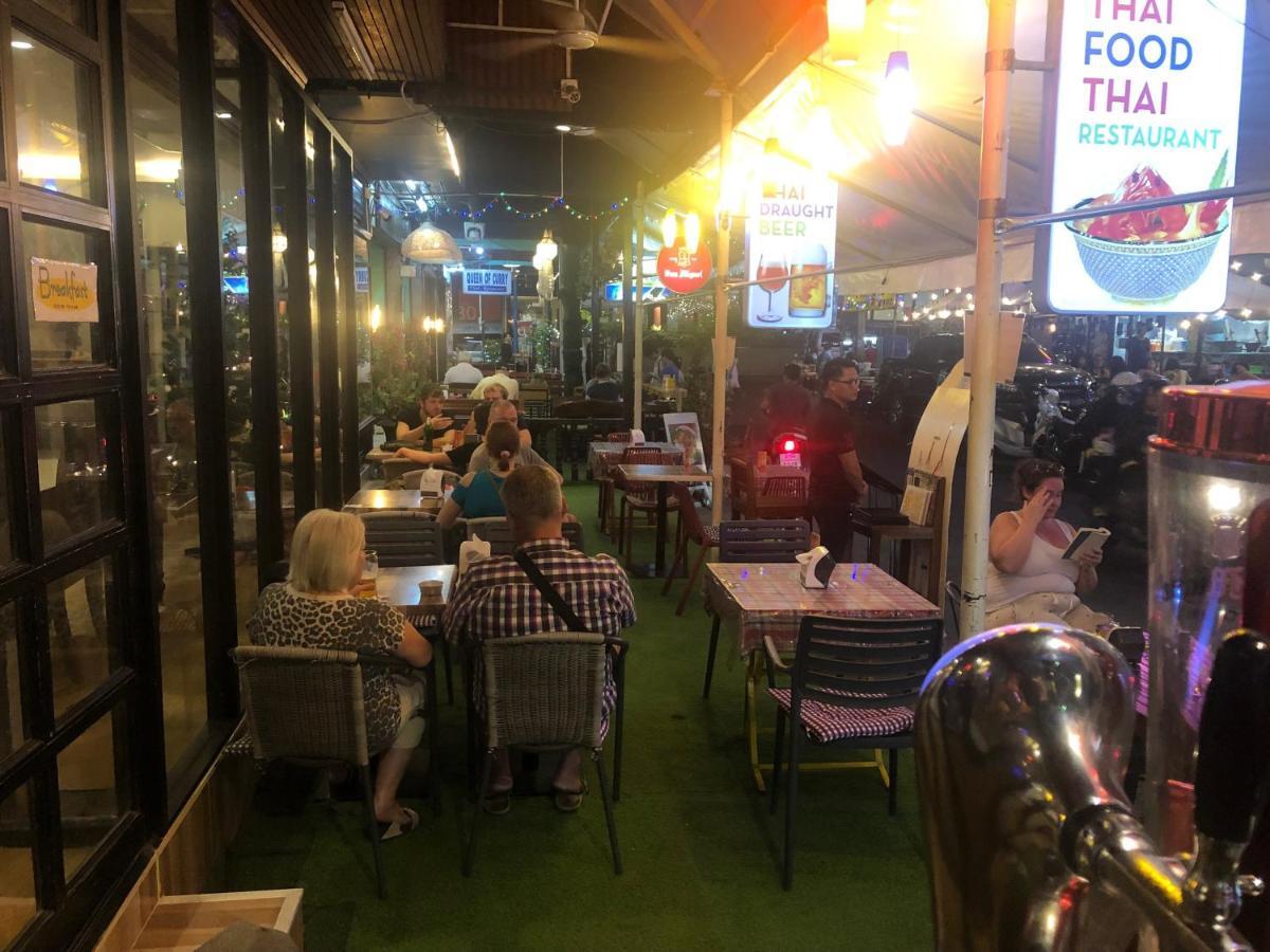 Glad Bar & Restaurant Hostel Bangkok