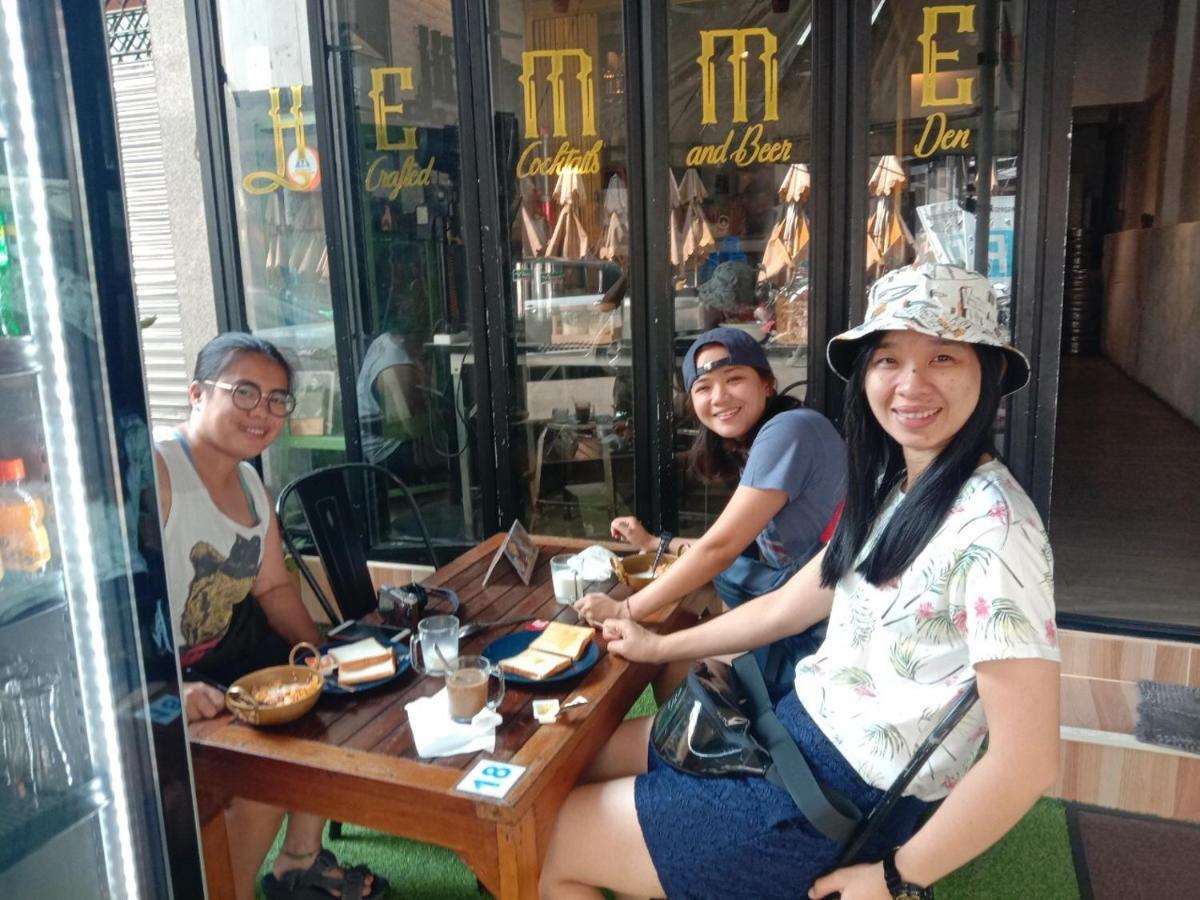 Glad Bar & Restaurant Bangkok