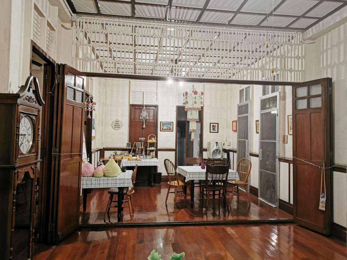 Guest house 24 Samsen Heritage House *