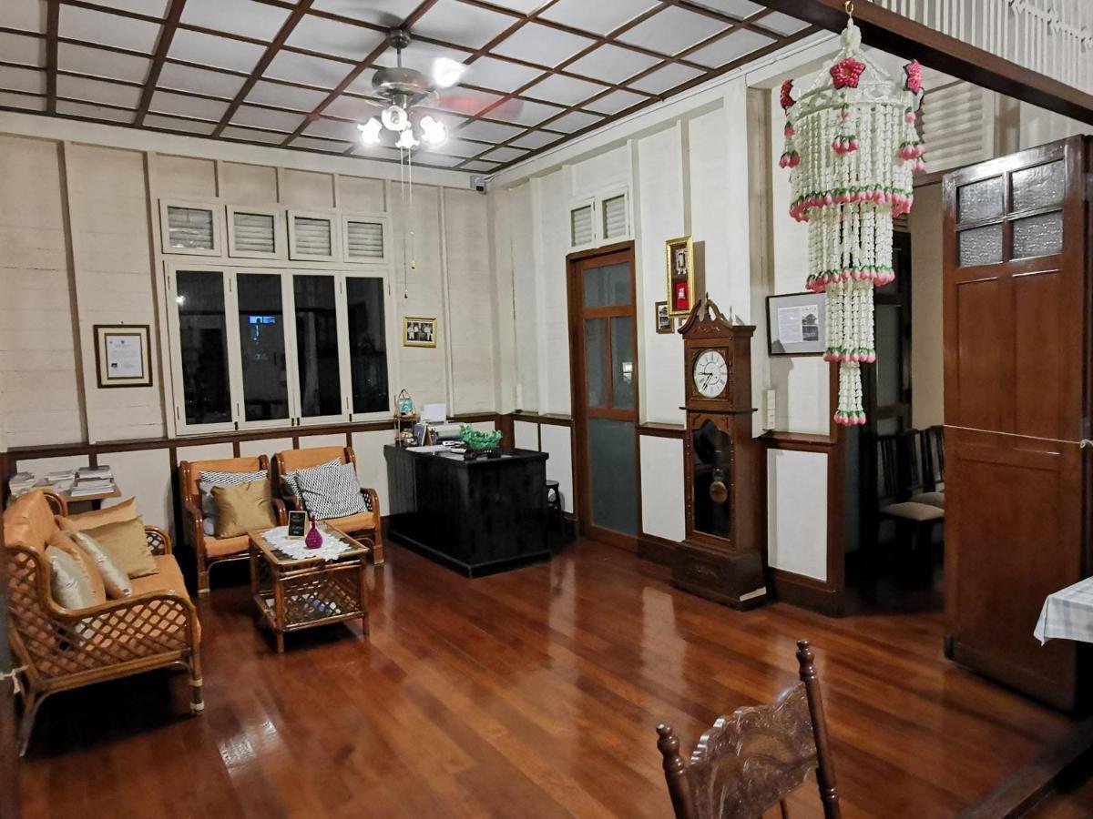 Guest house 24 Samsen Heritage House