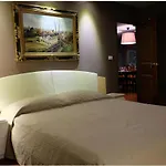 Sukhumvit Boutique Suite : Soi 13/ 10Min. From Bts Nana Station