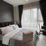 Luxurious Downtown Condo W/Train Access