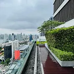 Infinity Pool With City Skylines