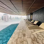 Infinity Pool With City Skylines