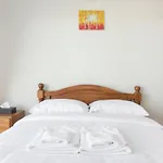 Royale 8 Ville Guest House