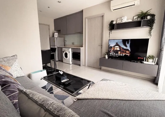 Luxurious Downtown Condo W/Train Access