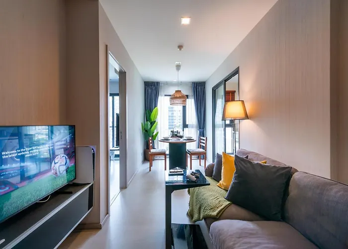 Luxurious Apartment With Train Access