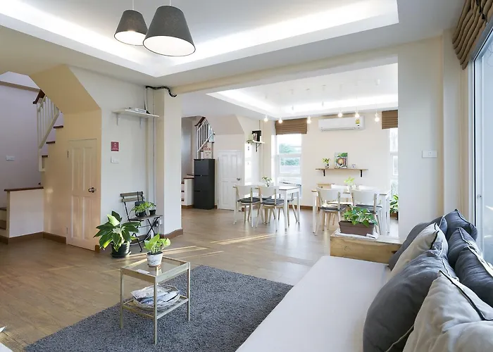 Small Space Cafe & Hostel