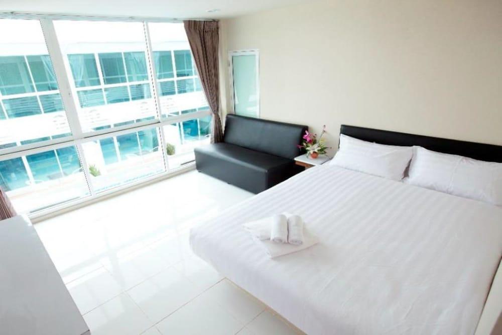 Hotel Pool @donmueang 3*