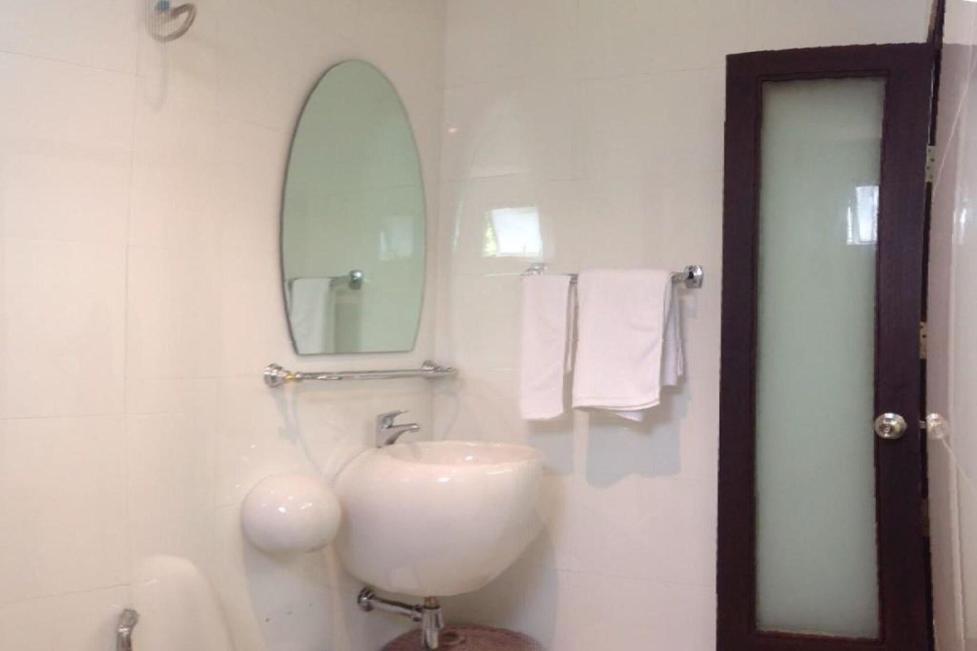 White House Asoke Sukhumvit 18 Khách sạn