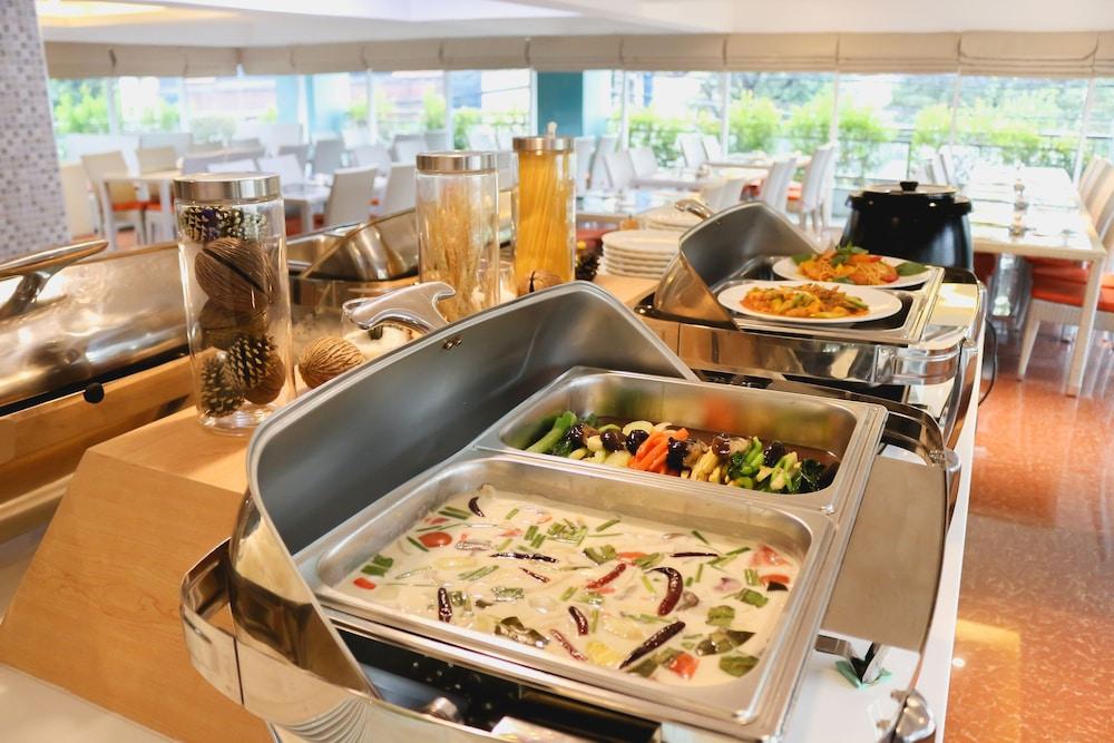 Khách sạn Maverick Ratchada Bangkok