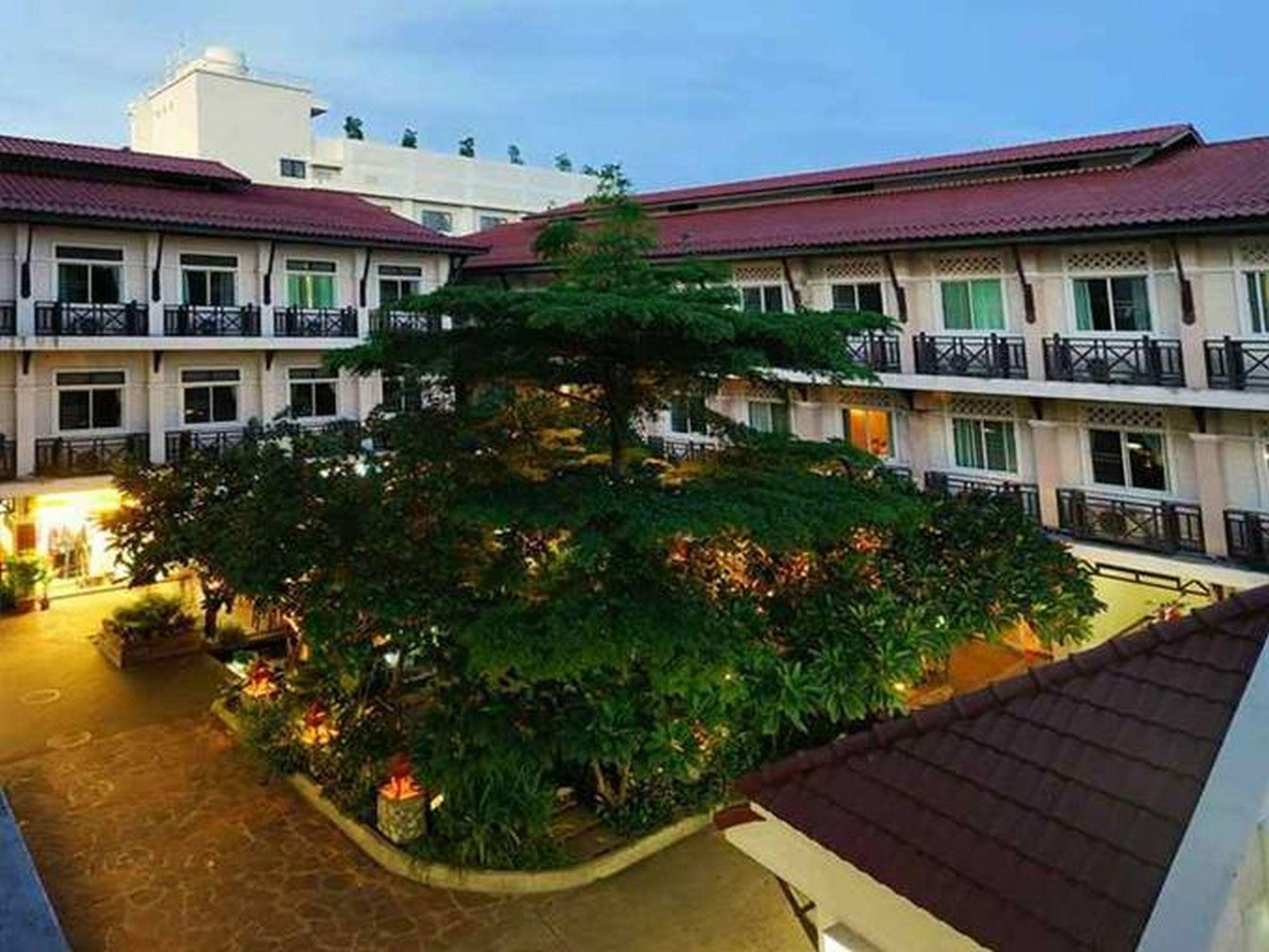 Herberg Rambuttri Village Plaza