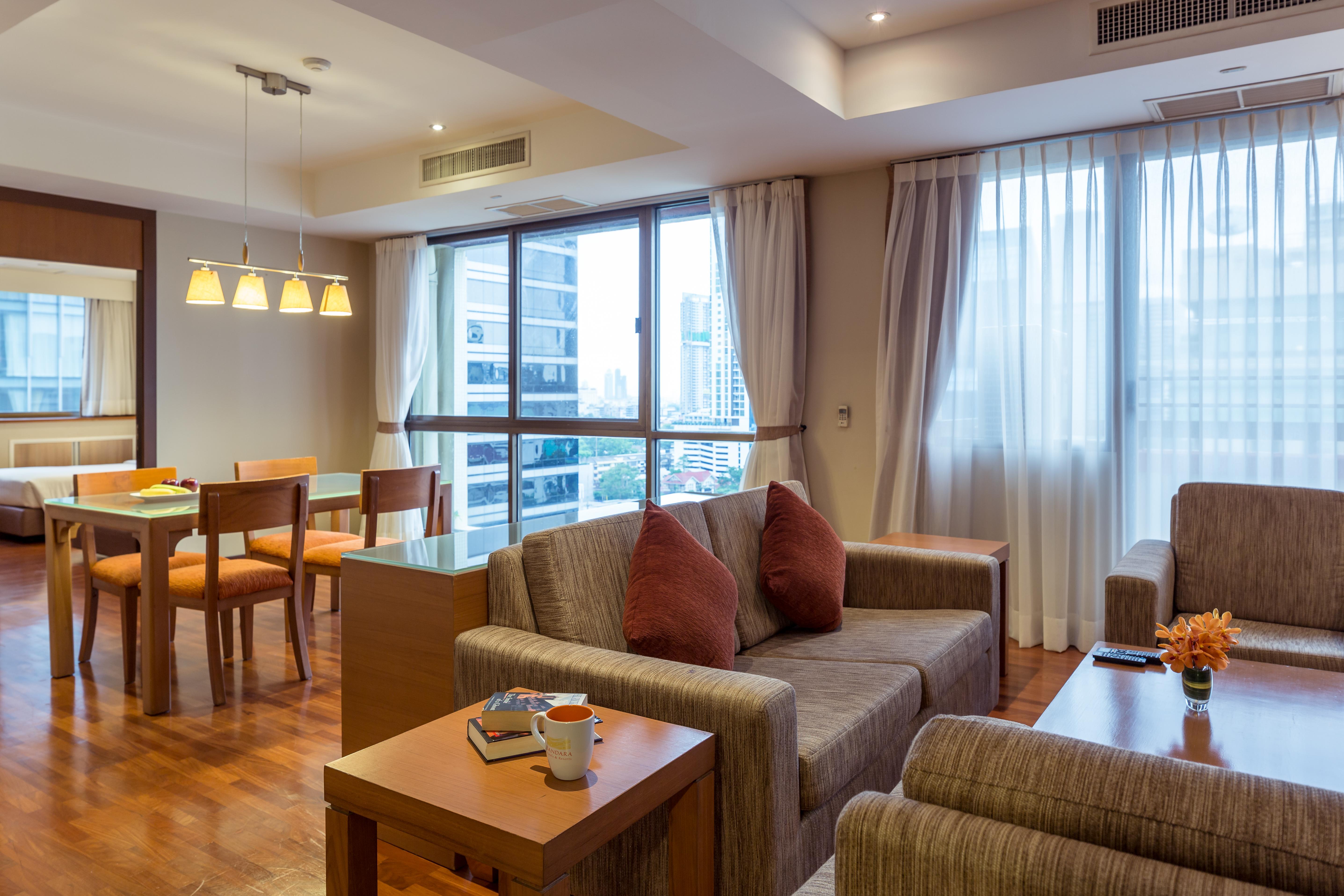 Bandara Silom, Hotel