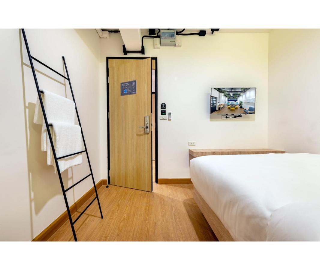 Siam Subway Hostel&café
