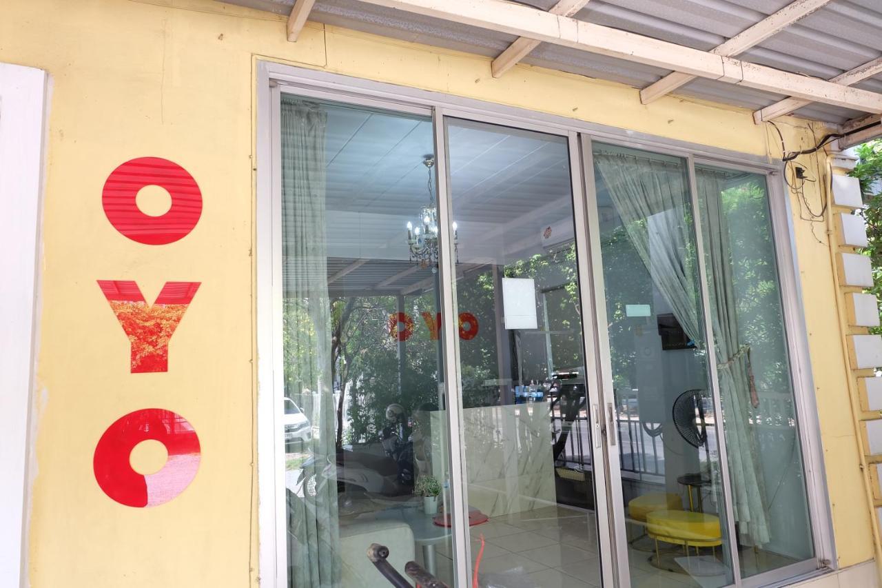 Oyo 75429 '101 Place Navanakorm' Hotel Bangkok