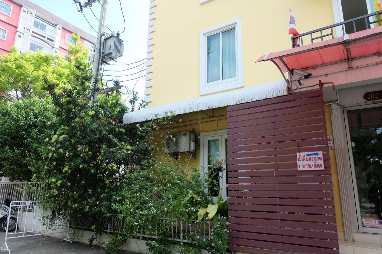 Oyo 75429 '101 Place Navanakorm' 3*