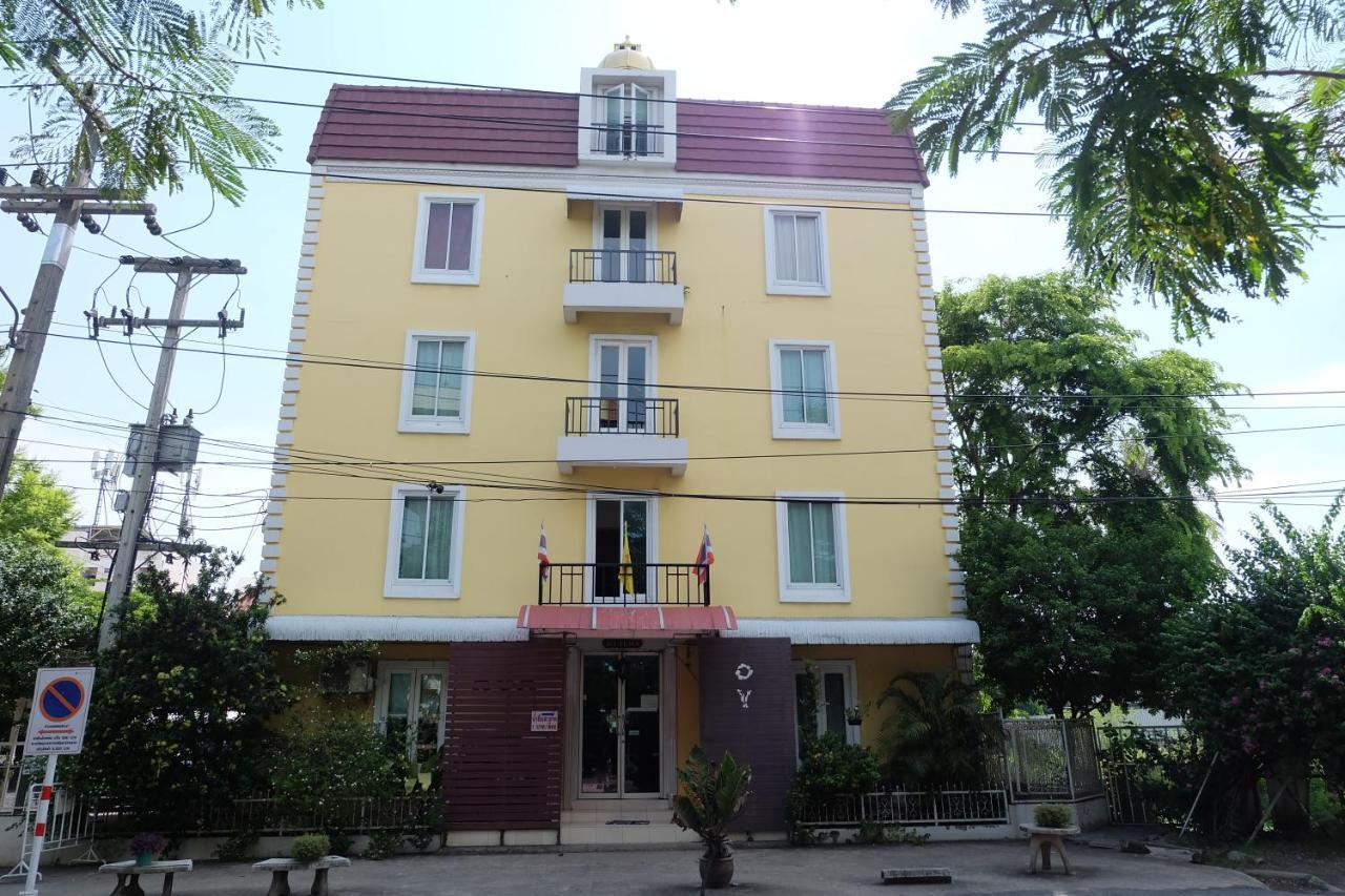 Oyo 75429 '101 Place Navanakorm' Hotel