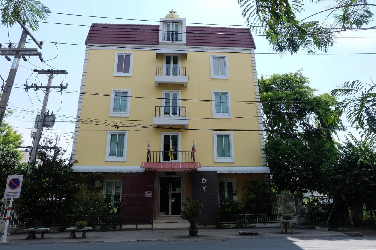 Hotel Oyo 75429 '101 Place Navanakorm' 3*