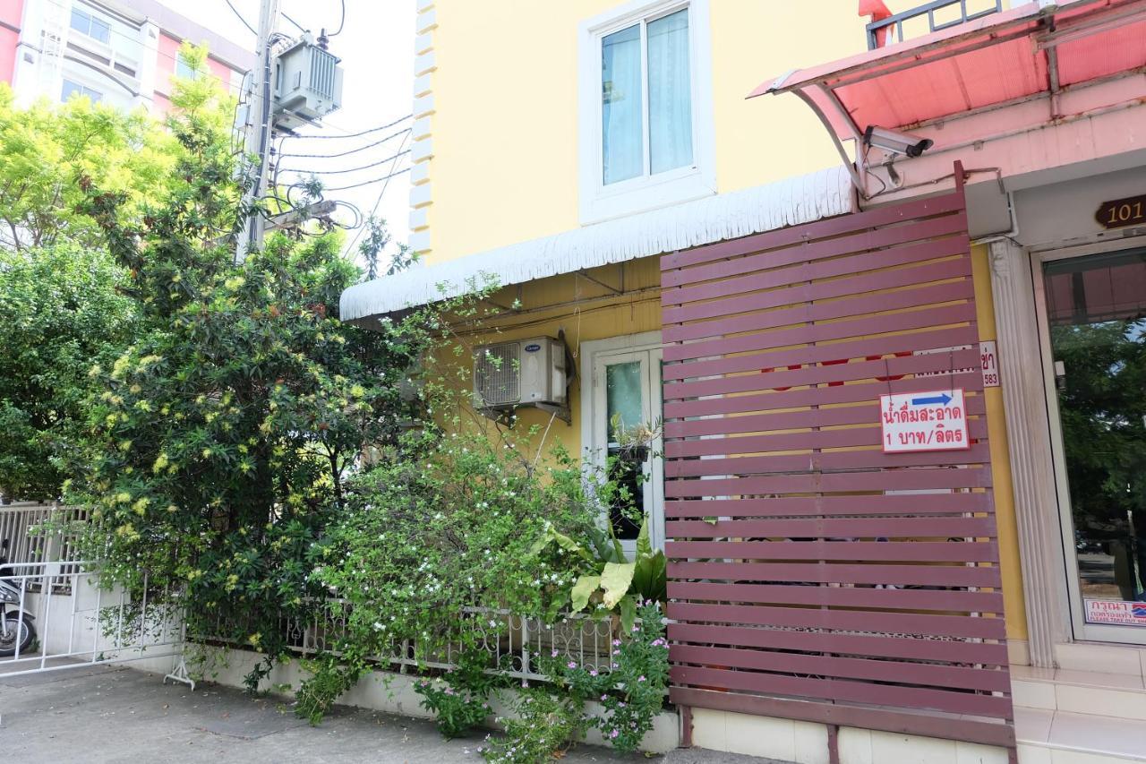 Oyo 75429 '101 Place Navanakorm'
