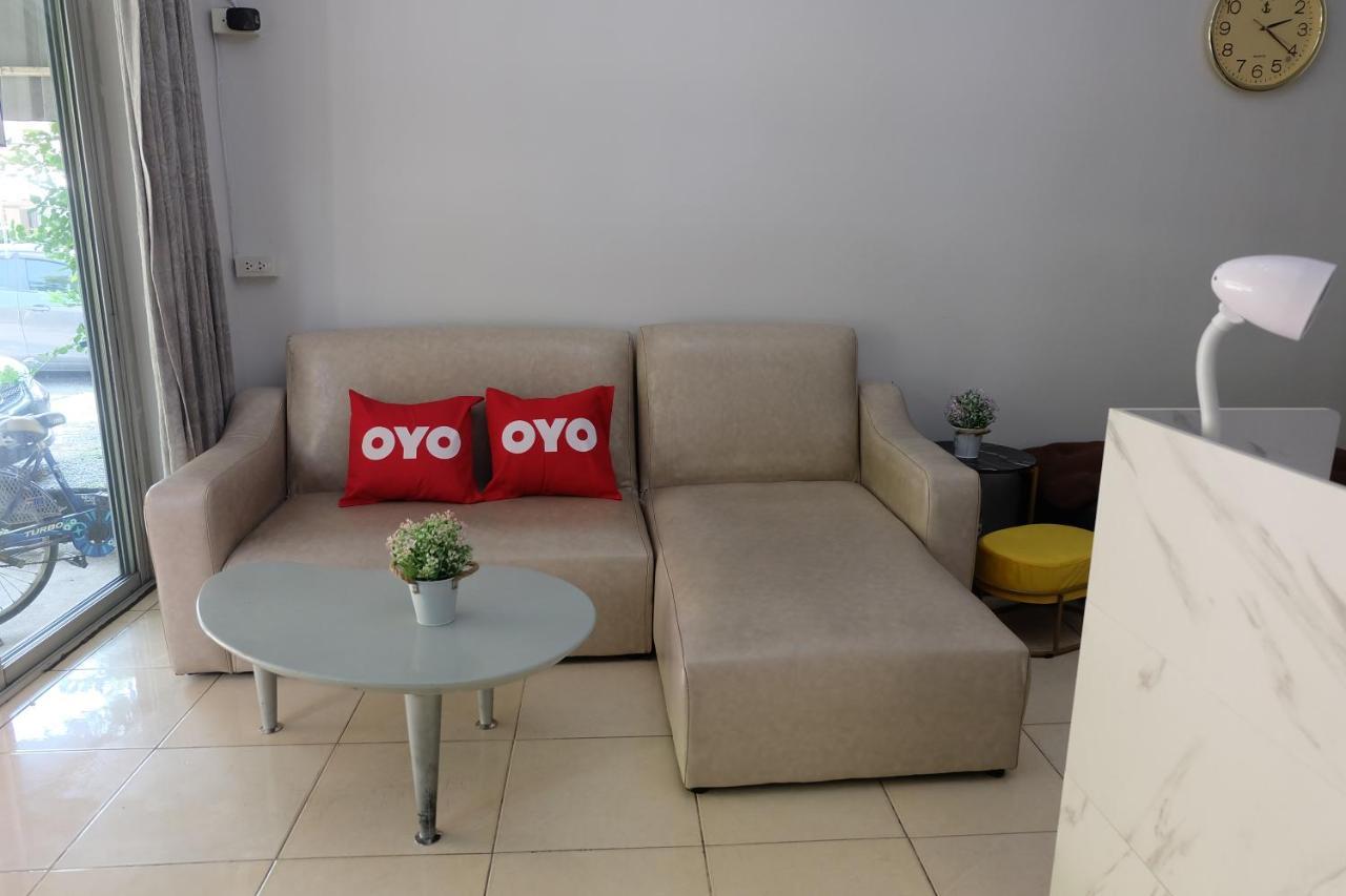 Oyo 75429 '101 Place Navanakorm' Hotel Bangkok