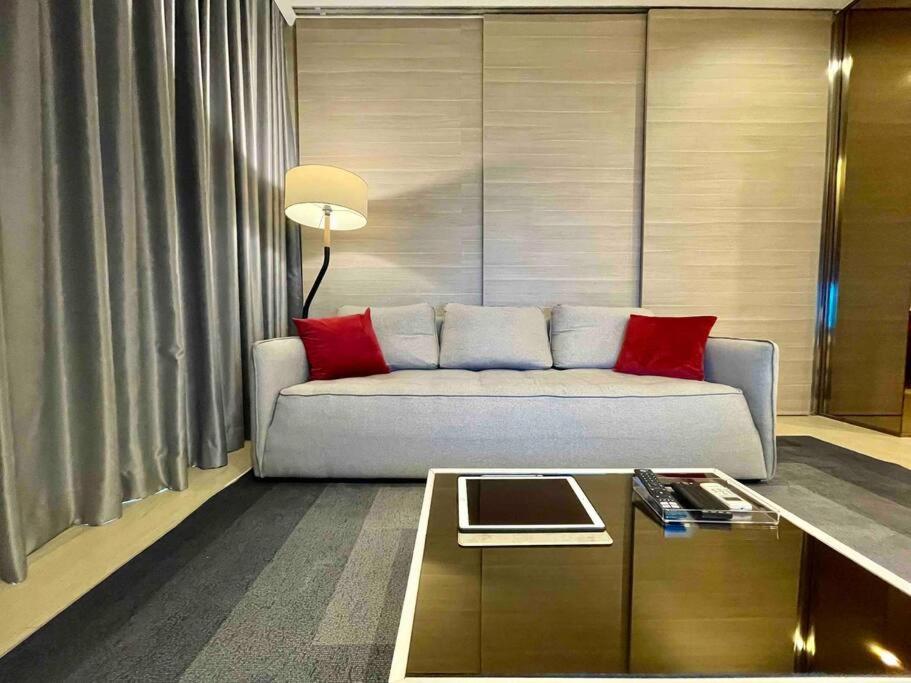 Luxurious In Prime Area Appartement *
