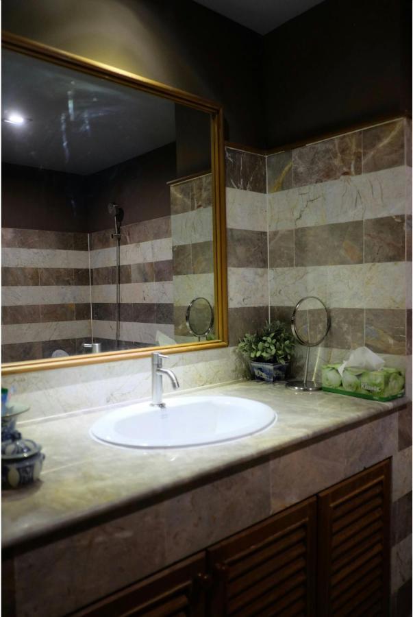 Sukhumvit Boutique : Soi 13/ 10min. From Bts Nana Station Apartment *