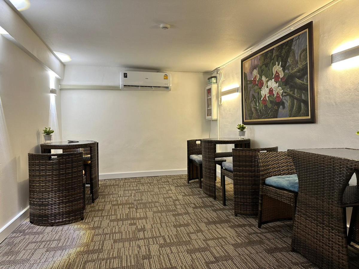 The White Den Sukhumvit 44 Hostel Bangkok
